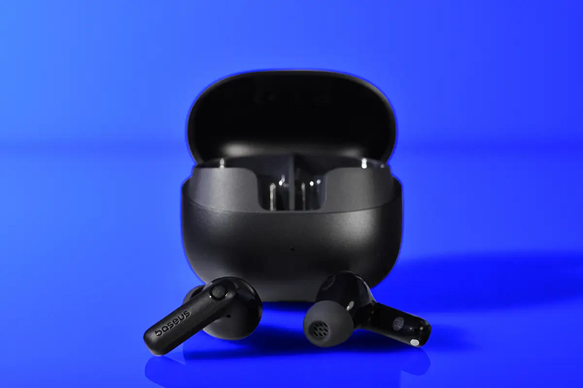 Słuchawki Baseus Bass BP1 Pro z etui na tle niebieskiego światła – recenzja słuchawek TWS z ANC i LDAC