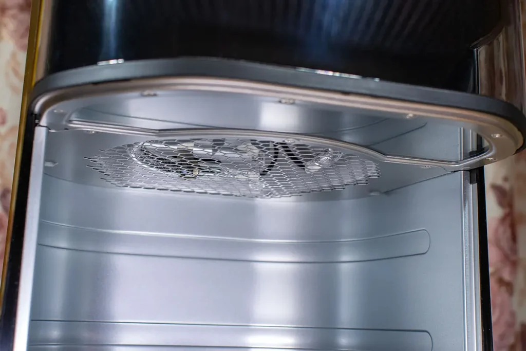 Grzałka podczerwieni InfraHeat w Tefal Easy Fry Infrared EY8328 - widok od góry na promiennik i wentylator zamontowane w górnej części komory