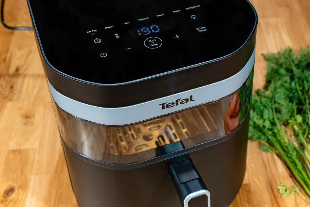 Tefal Easy Fry Infrared EY8328 - okienko z podświetleniem LED i kosz frytownicy z widocznym rusztem w środku
