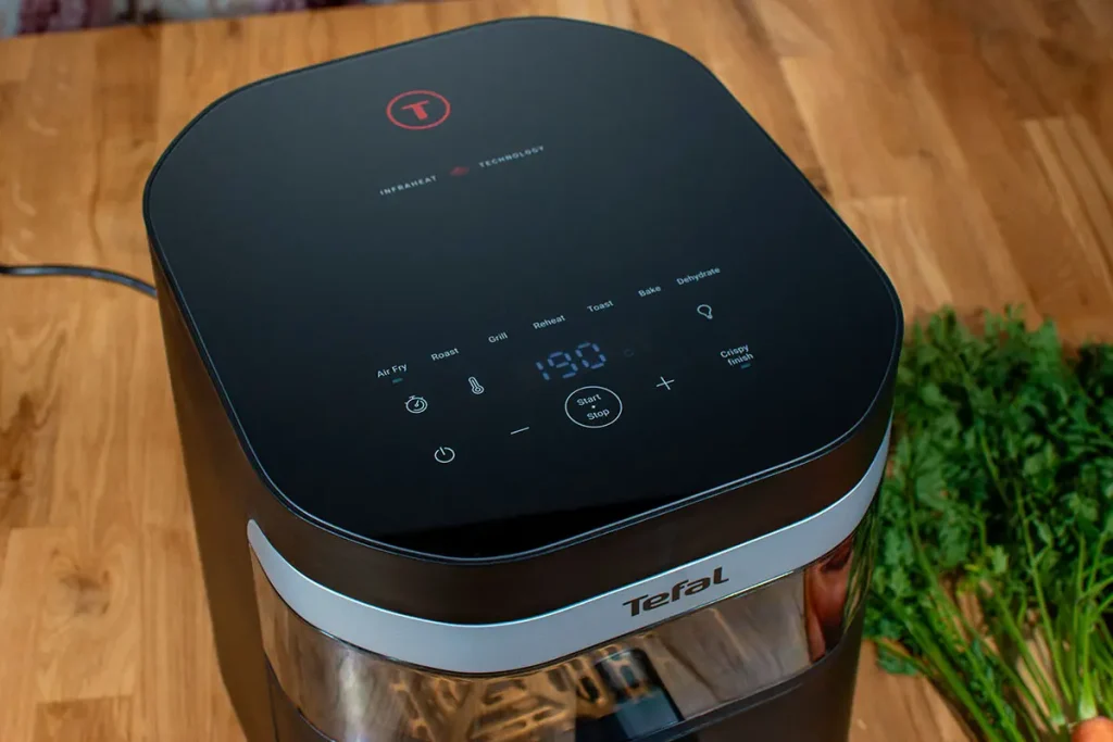 Panel dotykowy Tefal Easy Fry Infrared EY8328 z wyświetlaczem temperatury 190°C i trybami pracy Air Fry, Roast, Grill, Reheat, Toast, Bake, Dehydrate oraz funkcją Crispy Finish