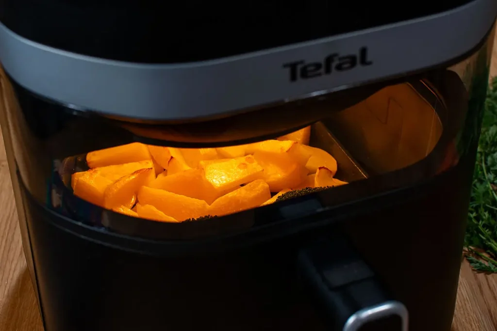 Ziemniaczki pieczone w Tefal Easy Fry Infrared EY8328 widoczne przez okienko z podświetleniem LED podczas pieczenia