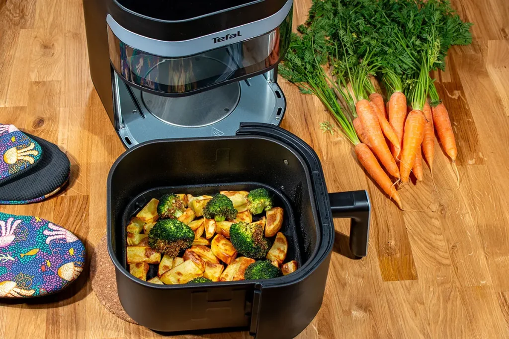 Upieczone ziemniaczki i brokuł w koszu Tefal Easy Fry Infrared EY8328 po 23 minutach pieczenia bez tłuszczu