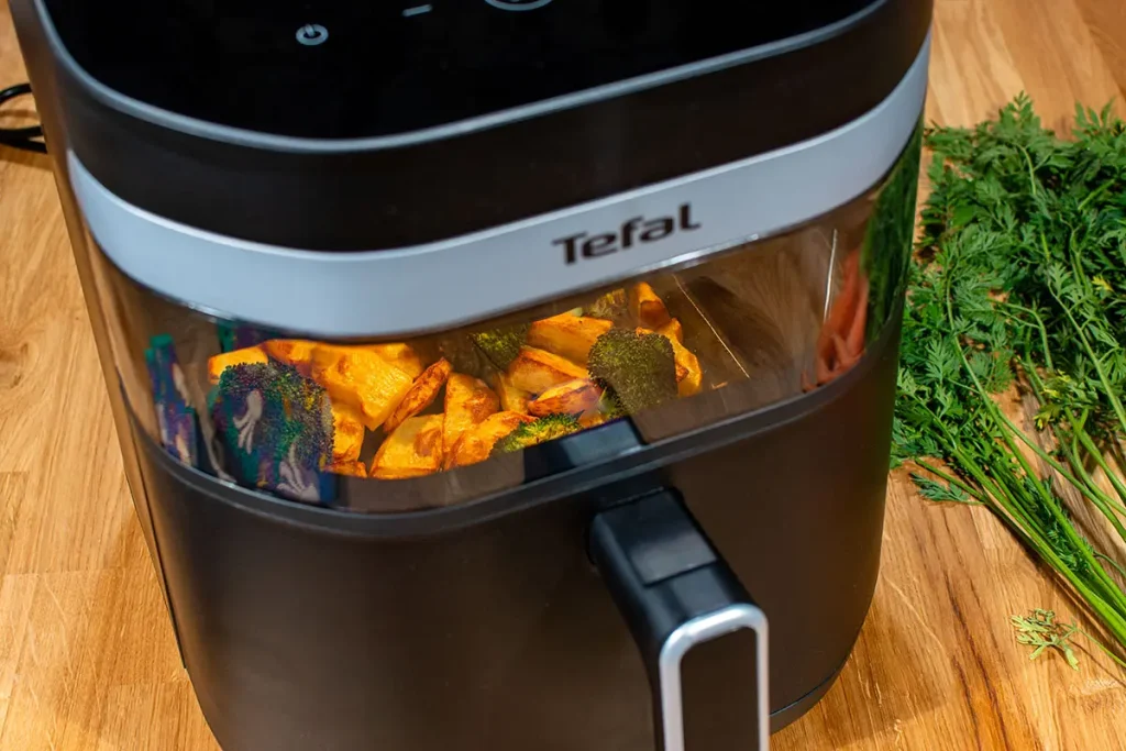 Podgląd pieczenia ziemniaków i brokułu przez okienko LED Tefal Easy Fry Infrared EY8328 w trakcie pieczenia