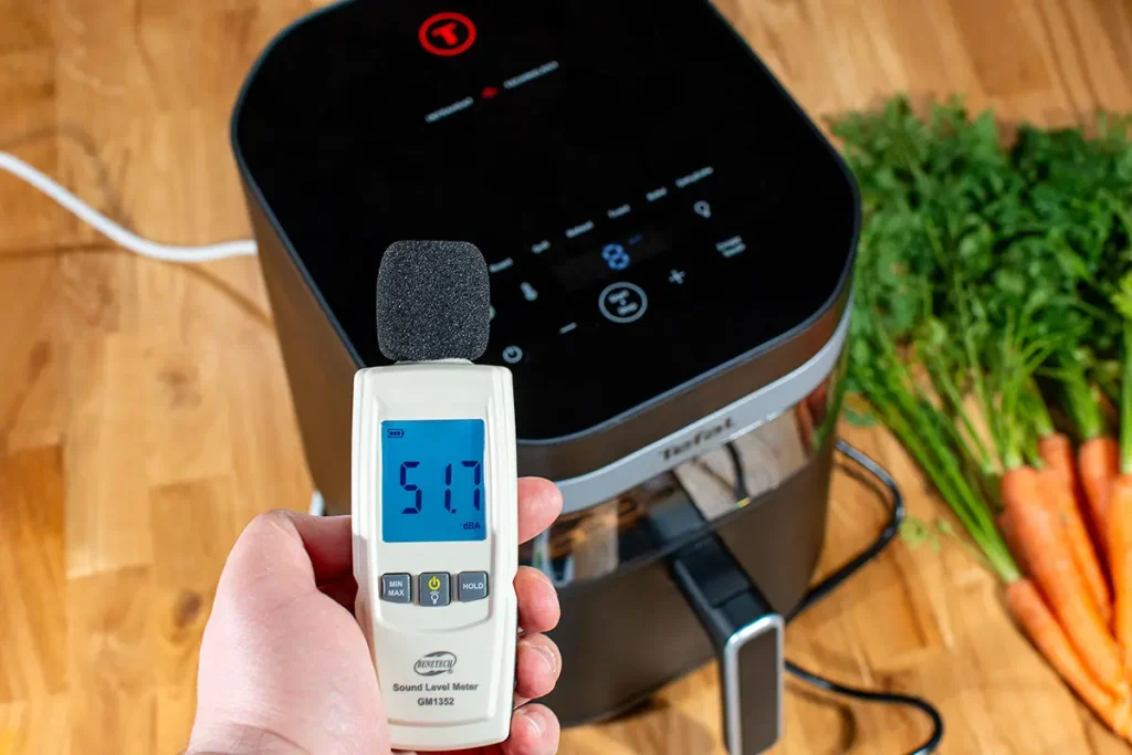 Pomiar hałasu Tefal Easy Fry Infrared EY8328 miernikiem dźwięku Benetech GM1352 - wynik 51,7 dBA z odległości 30 cm