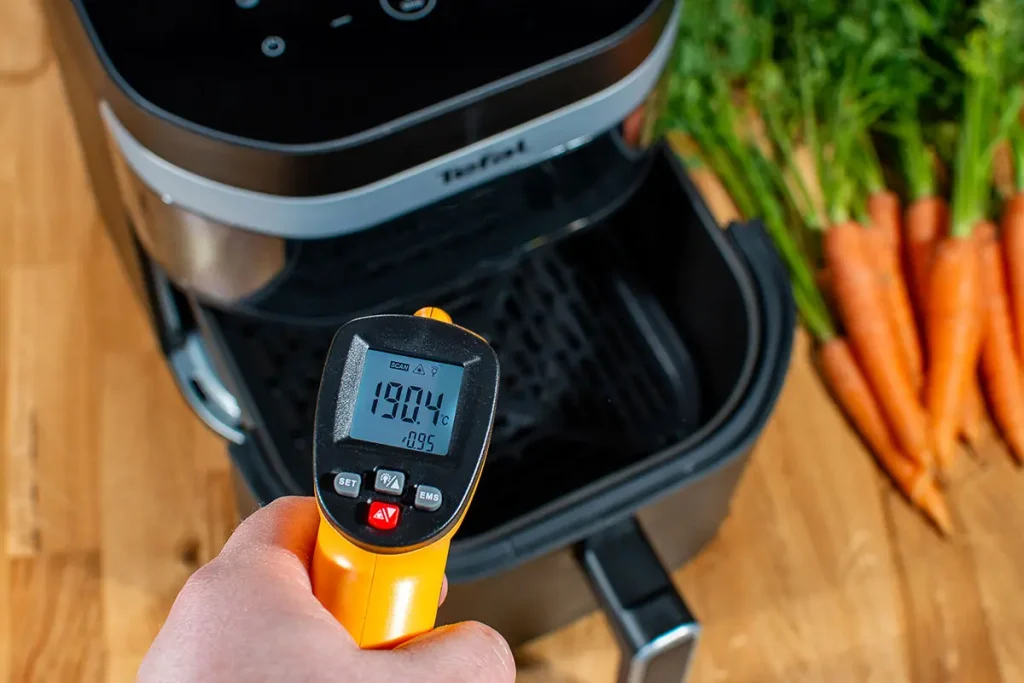 Pomiar temperatury wnętrza kosza Tefal Easy Fry Infrared EY8328 termometrem laserowym - wynik 190,4°C