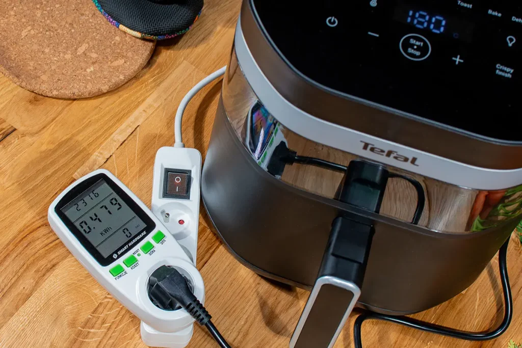 Pomiar zużycia energii Tefal Easy Fry Infrared EY8328 miernikiem Smart Hardware - wynik 0,479 kWh za 23 minuty pieczenia kilograma ziemniaków i brokułu