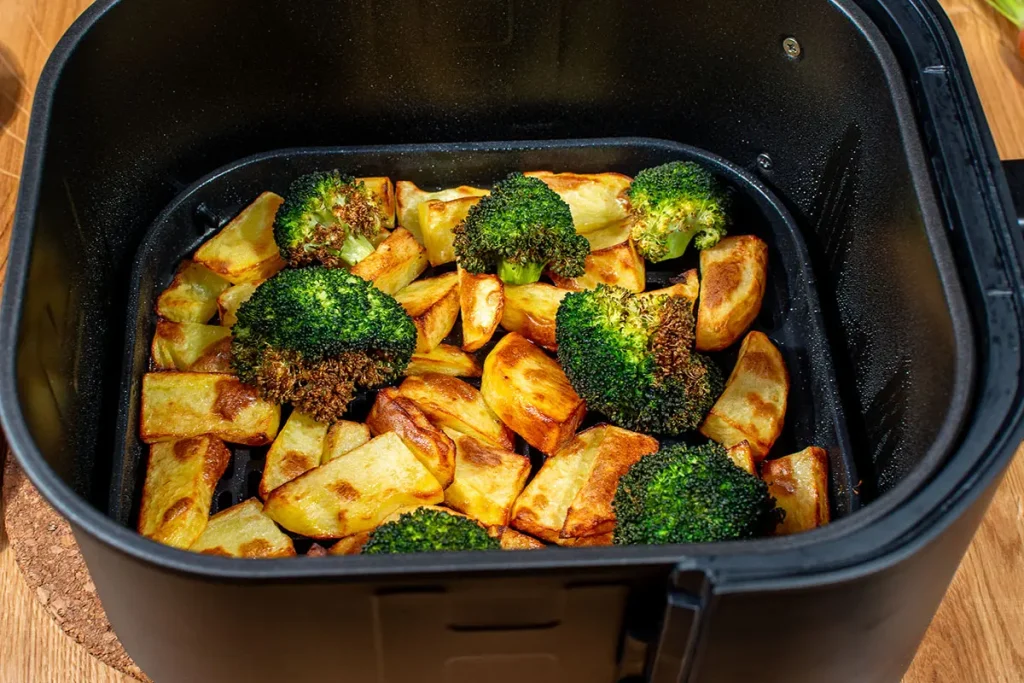 Zbliżenie na rumiane ziemniaczki i chrupiący brokuł upieczone w Tefal Easy Fry Infrared EY8328 bez tłuszczu