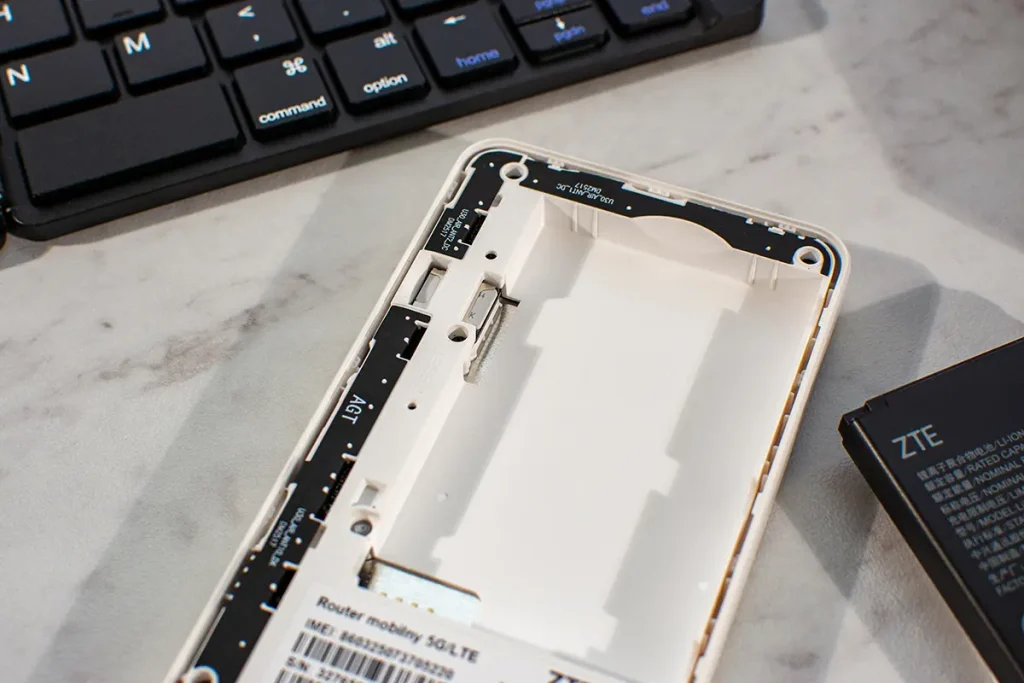 Wnętrze ZTE U30 Air po zdjęciu klapki – widoczna komora baterii i miejsce na micro SIM w mobilnym routerze 5G (recenzja).