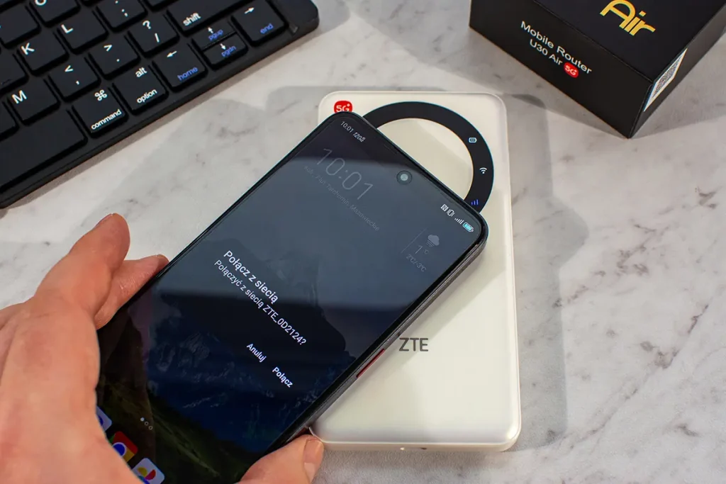Smartfon przykładany do ZTE U30 Air – łączenie przez NFC z siecią Wi-Fi w mobilnym routerze 5G (recenzja).