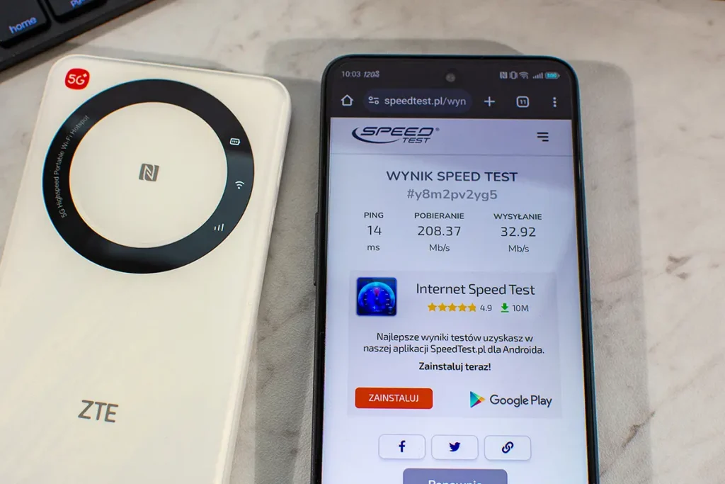 ZTE U30 Air 5G obok smartfona z wynikiem SpeedTest – test prędkości internetu mobilnego w recenzji mobilnego routera 5G.