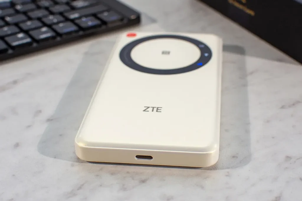 Port USB-C w mobilnym routerze 5G ZTE U30 Air – widok od dołu na obudowę i złącze (zdjęcie do recenzji).