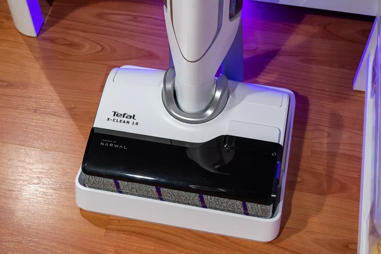 Odkurzacz myjący Tefal X-Clean 10 GF7540FO w stacji dokującej - widok głowicy mopującej z wałkiem z mikrofibry i napisem Powered by Narwal