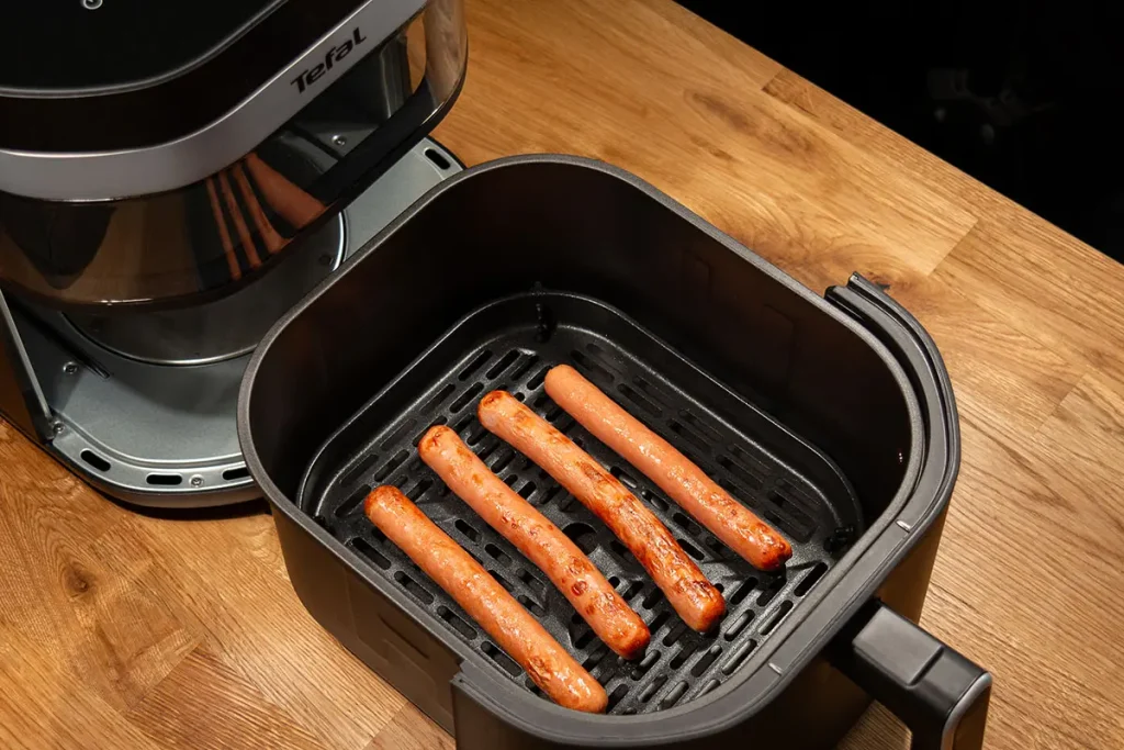 Upieczone parówki w koszu Tefal Easy Fry Infrared EY8328 - rumiana skórka z zewnątrz, soczyste w środku jak gotowane na wodzie