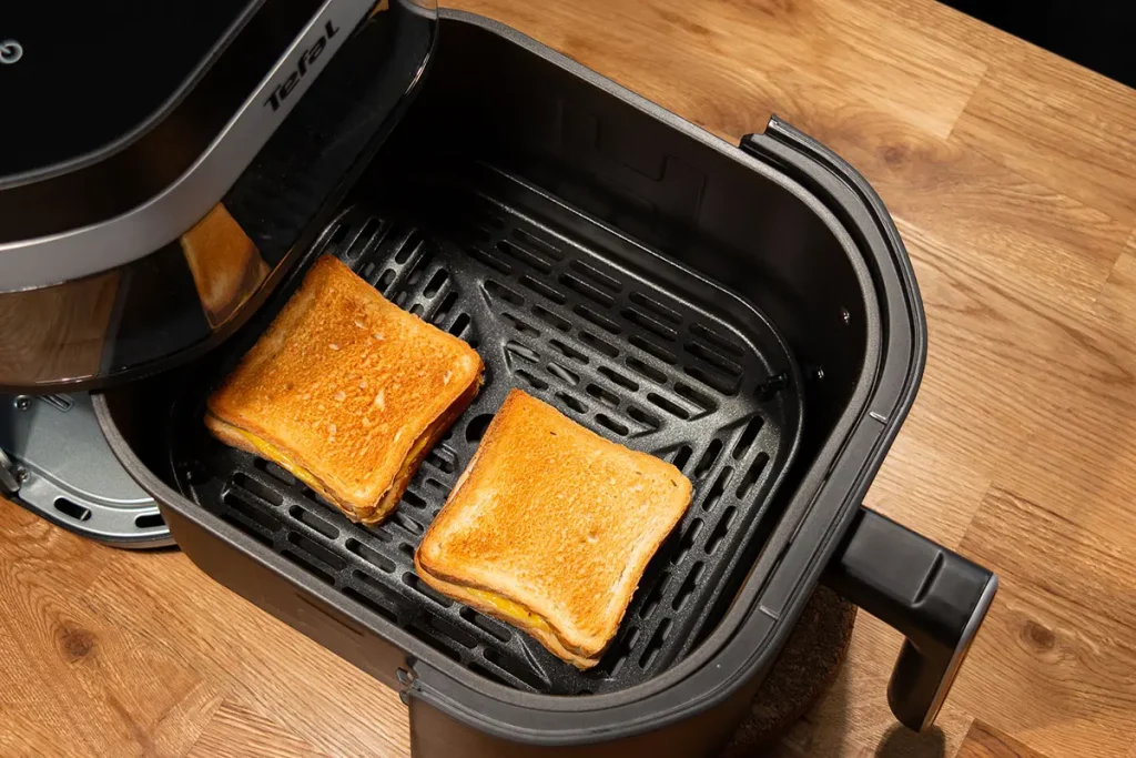 Dwa tosty z szynką i serem upieczone w Tefal Easy Fry Infrared EY8328 - chrupiące, z roztopionym serem, nie przesuszone