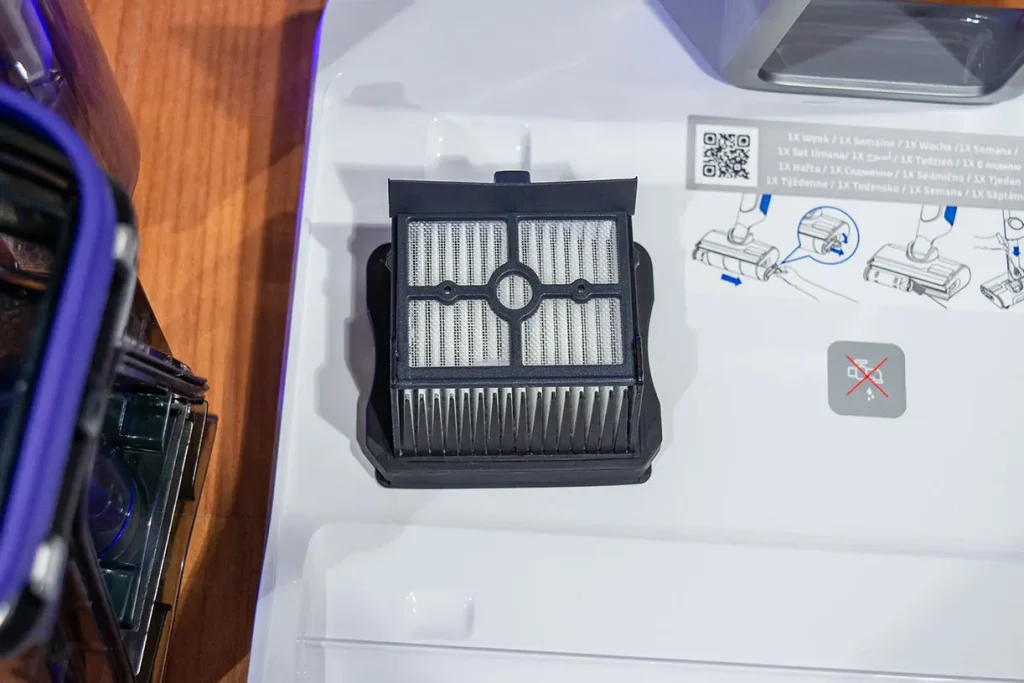 Filtr EPA odkurzacza myjącego Tefal X-Clean 10 GF7540 odwrócony - widok spodu z grzebieniem zabezpieczającym filtr