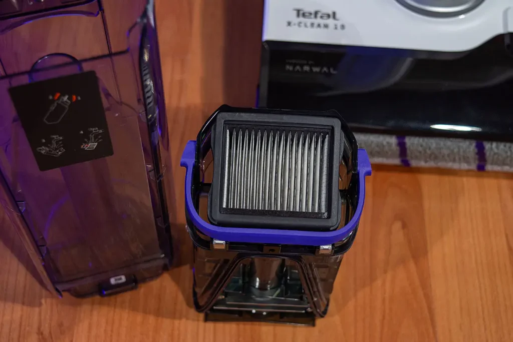 Filtr EPA zamontowany w pojemniku z niebieską rączką wyjęty ze zbiornika brudnej wody odkurzacza myjącego Tefal X-Clean 10 GF7540