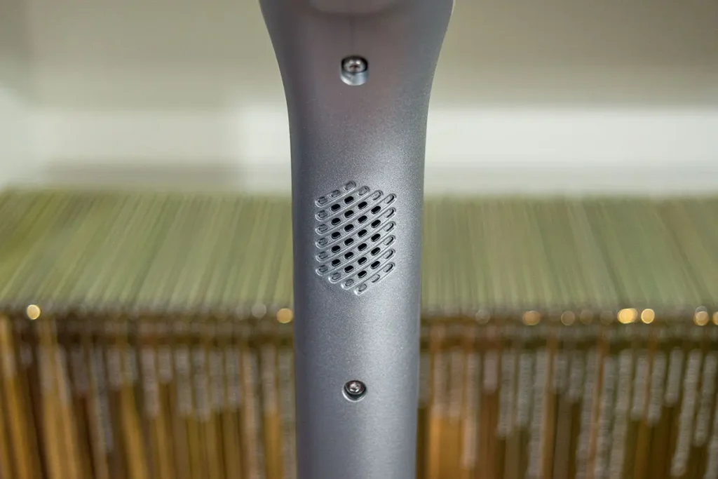 Zbliżenie na głośnik komunikatów głosowych odkurzacza myjącego Tefal X-Clean 10 GF7540 umieszczony na szarej rączce urządzenia