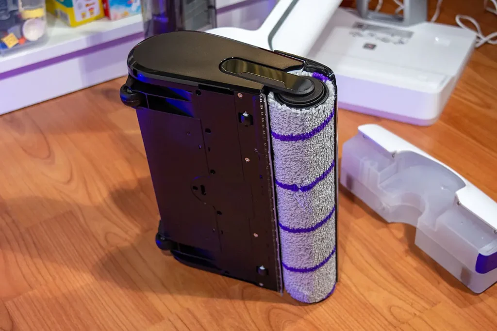 Głowica mopująca odkurzacza myjącego Tefal X-Clean 10 GF7540 postawiona pionowo - widok od spodu i boku z wałkiem z mikrofibry i czarną obudową