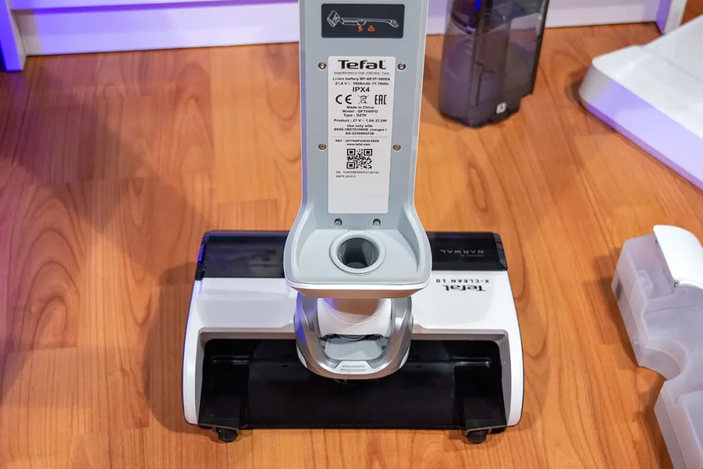 Korpus odkurzacza myjącego Tefal X-Clean 10 GF7540 bez zbiorników wody z widoczną naklejką danych technicznych akumulatora Li-ion 21,6V 3600mAh 77,76Wh i złączem rączki