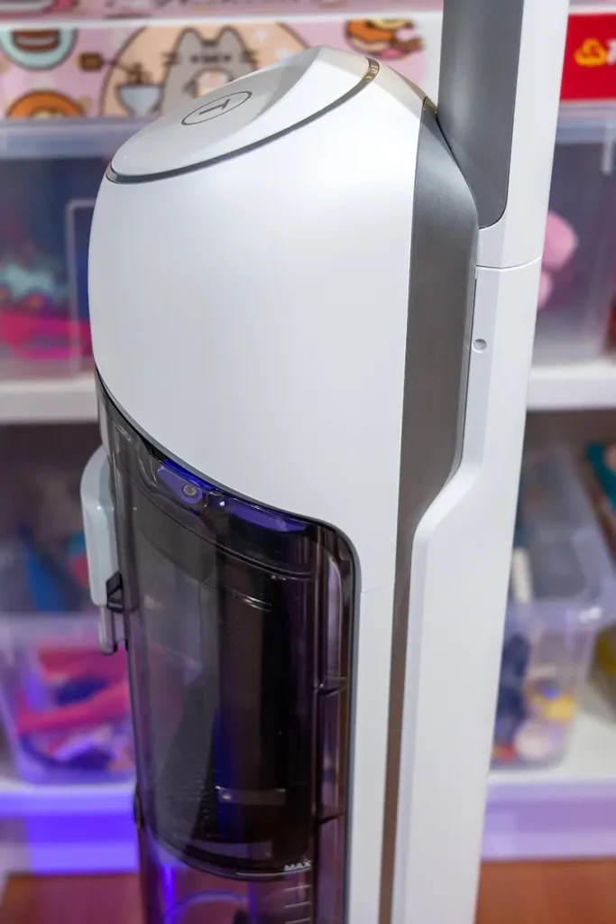 Boczny widok korpusu odkurzacza myjącego Tefal X-Clean 10 GF7540 z przezroczystym zbiornikiem brudnej wody i otworem technicznym do rozłączenia rączki