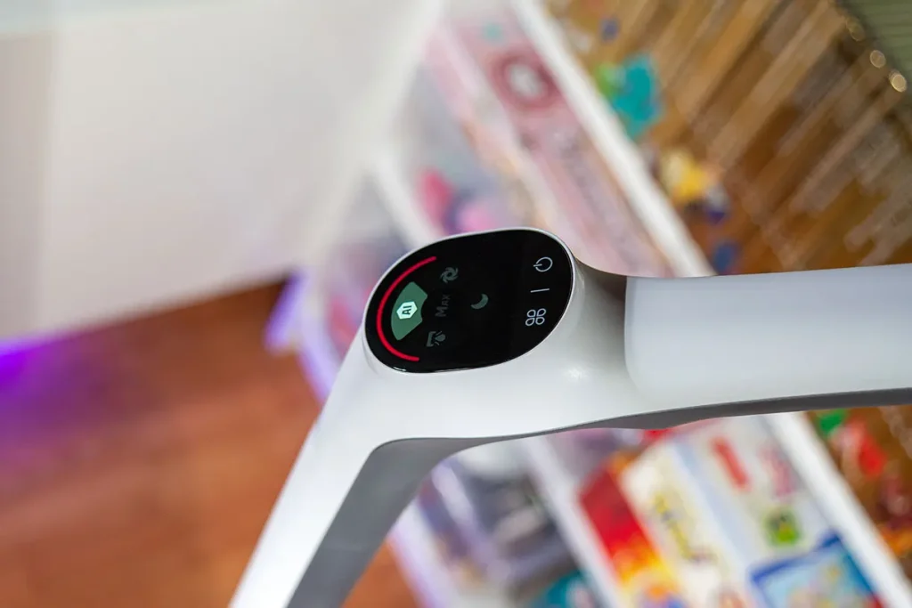 Panel sterowania odkurzacza myjącego Tefal X-Clean 10 GF7540 z czerwonym łukiem sygnalizującym konieczność opróżnienia zbiornika brudnej wody