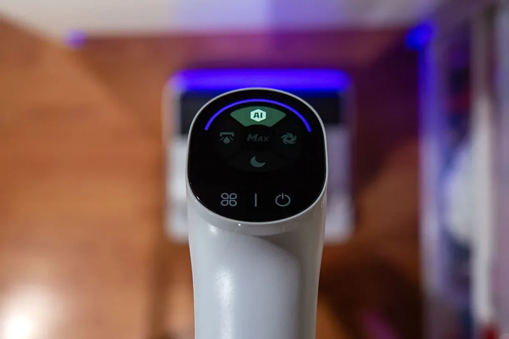 Panel sterowania odkurzacza myjącego Tefal X-Clean 10 GF7540 z aktywnym trybem AI - widok z przodu