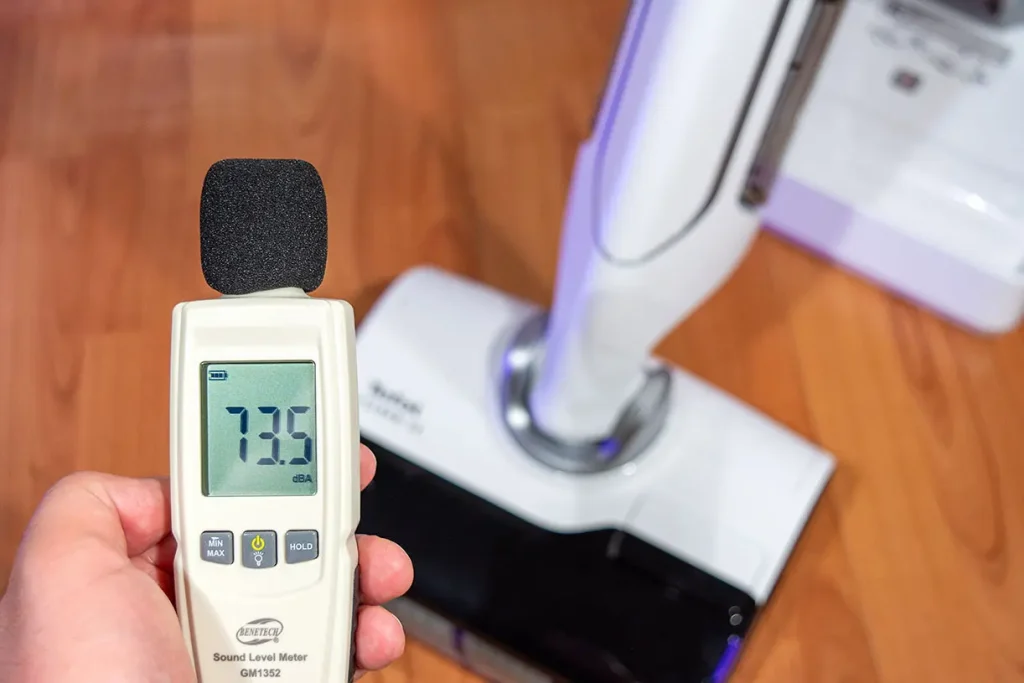 Pomiar poziomu hałasu odkurzacza myjącego Tefal X-Clean 10 GF7540 miernikiem dźwięku Benetech GM1352 - wynik 73,5 dBA w trybie AI