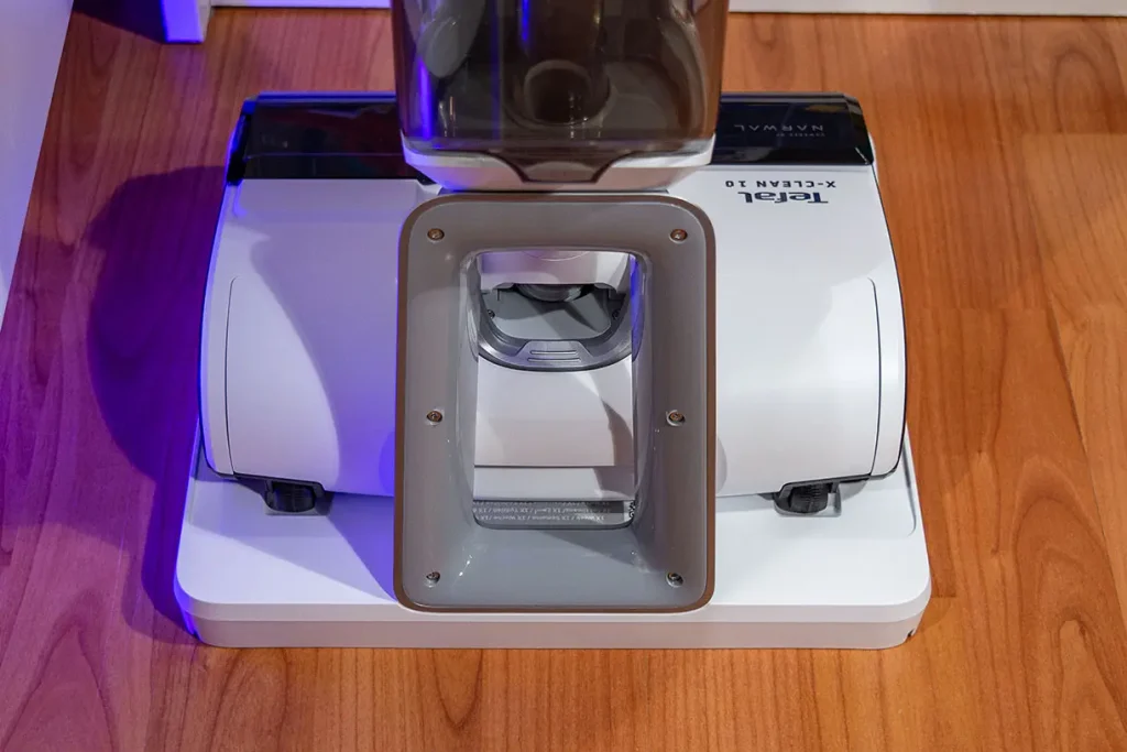 Odkurzacz myjący Tefal X-Clean 10 GF7540 w stacji dokującej - widok od tyłu