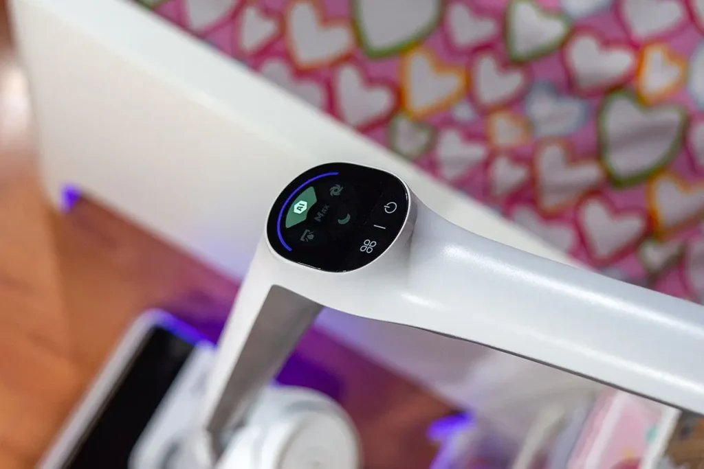 Panel sterowania odkurzacza myjącego Tefal X-Clean 10 GF7540 z aktywnym trybem AI podświetlonym na zielono