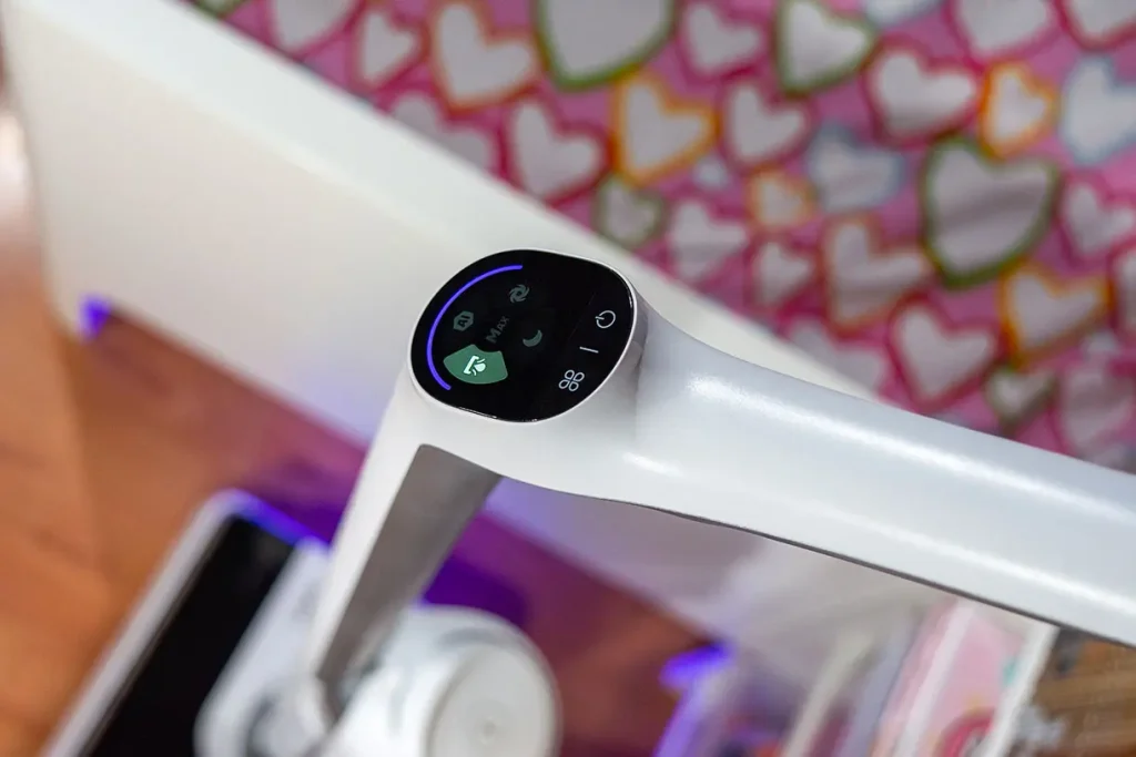 Panel sterowania odkurzacza myjącego Tefal X-Clean 10 GF7540 z aktywnym trybem Bathroom podświetlonym na zielono