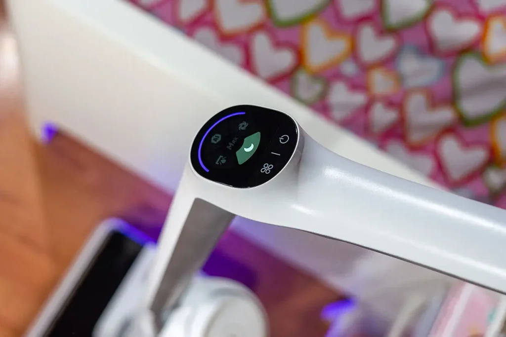 Panel sterowania odkurzacza myjącego Tefal X-Clean 10 GF7540 z aktywnym trybem Cichym podświetlonym na zielono