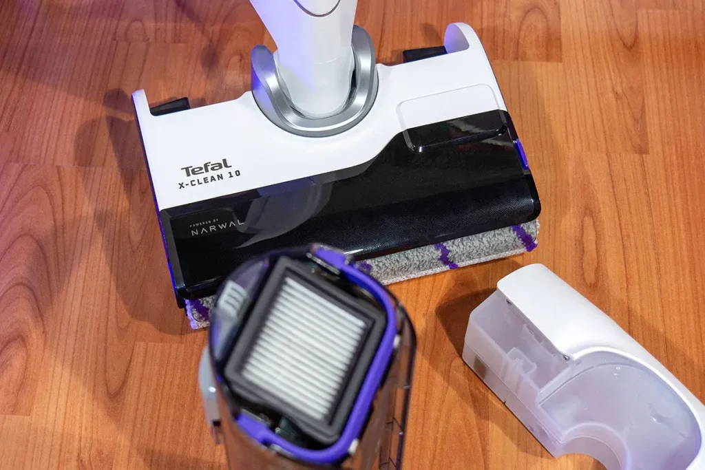 Głowica mopująca odkurzacza myjącego Tefal X-Clean 10 GF7540 z wałkiem z mikrofibry, wyjętym filtrem EPA ze zbiornika brudnej wody i zbiornikiem czystej wody leżącymi obok