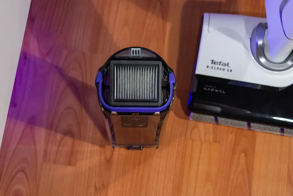 Zbiornik brudnej wody odkurzacza myjącego Tefal X-Clean 10 GF7540 stojący samodzielnie - widok z góry z filtrem EPA i niebieską uszczelką