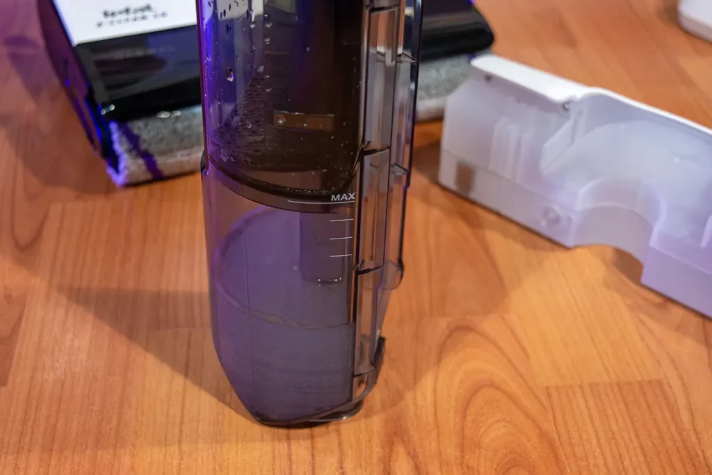 Zbliżenie na dolną część zbiornika brudnej wody odkurzacza myjącego Tefal X-Clean 10 GF7540 z widocznym oznaczeniem MAX i podziałką poziomu wypełnienia