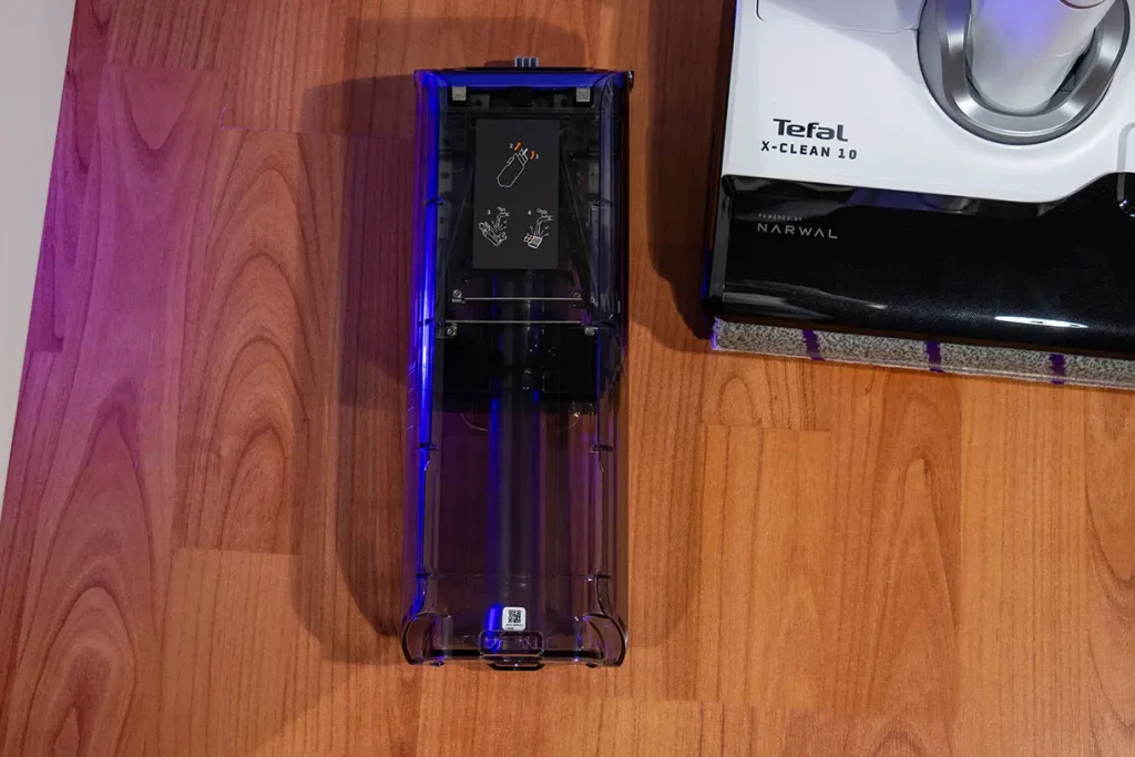 Wyjęty zbiornik brudnej wody odkurzacza myjącego Tefal X-Clean 10 GF7540 leżący samodzielnie - widok z góry z instrukcją jak płukać zbiornik po używaniu