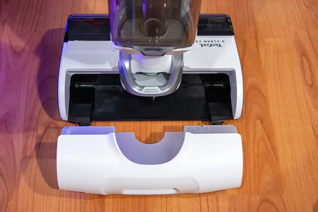 Zbiornik czystej wody odkurzacza myjącego Tefal X-Clean 10 GF7540 wyjęty magnetycznie z tylnej części głowicy mopującej - widok z tyłu odkurzacza