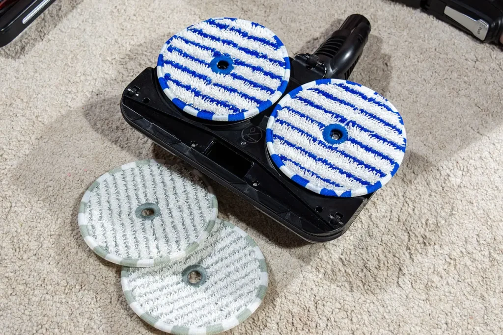 Cztery pady mikrofibry do głowicy AeroSpin Aqua odkurzacza Tefal X-Force Flex 16.60 – dwa standardowe niebiesko-białe i dwa delikatne szare do polerowania