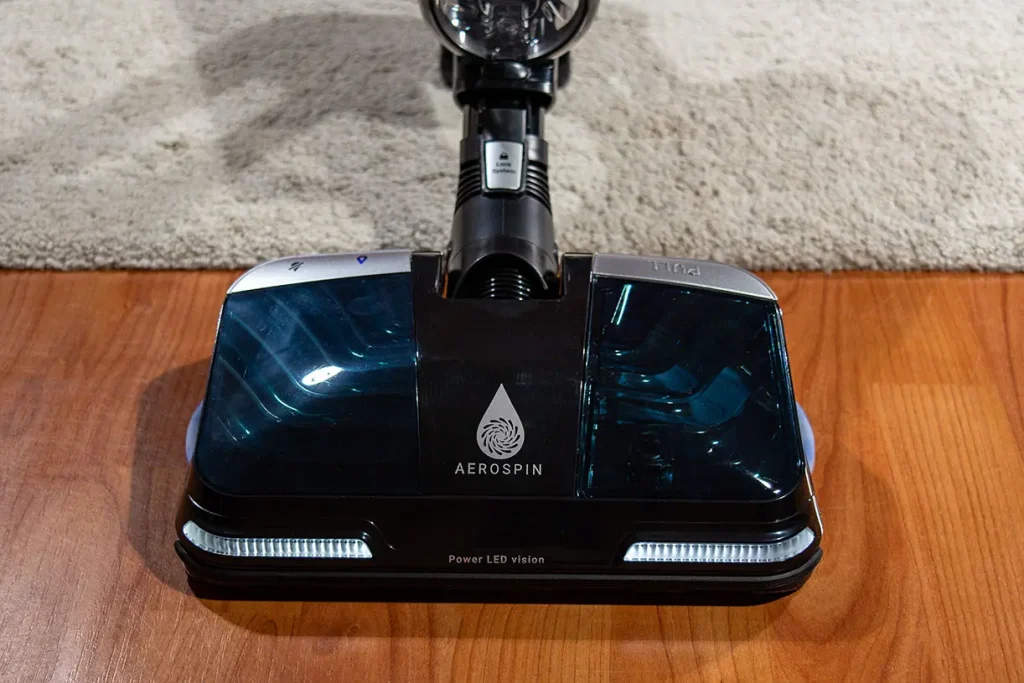 Głowica AeroSpin Aqua odkurzacza Tefal X-Force Flex 16.60 podczas mopowania drewnianego parkietu z włączonym podświetleniem Power LED vision