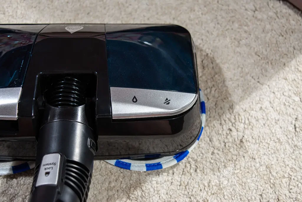 Przyciski sterowania podawaniem wody głowicy AeroSpin Aqua odkurzacza Tefal X-Force Flex 16.60