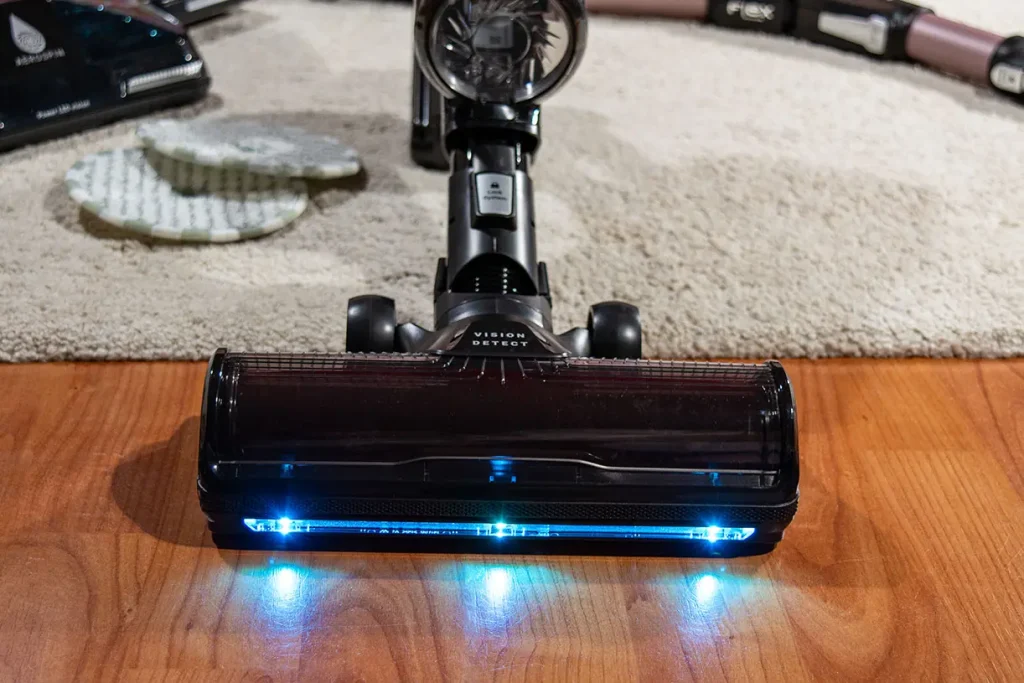 Trzy diody LED elektroszczotki Vision Detect odkurzacza Tefal X-Force Flex 16.60 podczas odkurzania parkietu