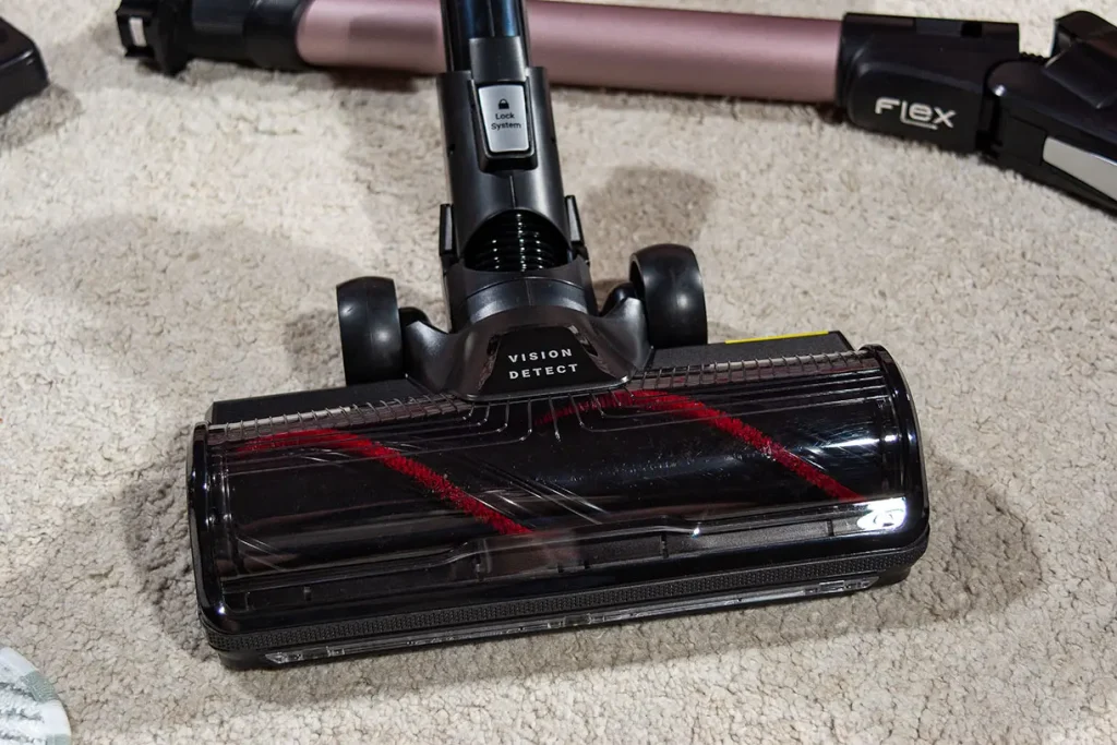 Elektroszczotka Vision Detect odkurzacza Tefal X-Force Flex 16.60 podczas odkurzania dywanu
