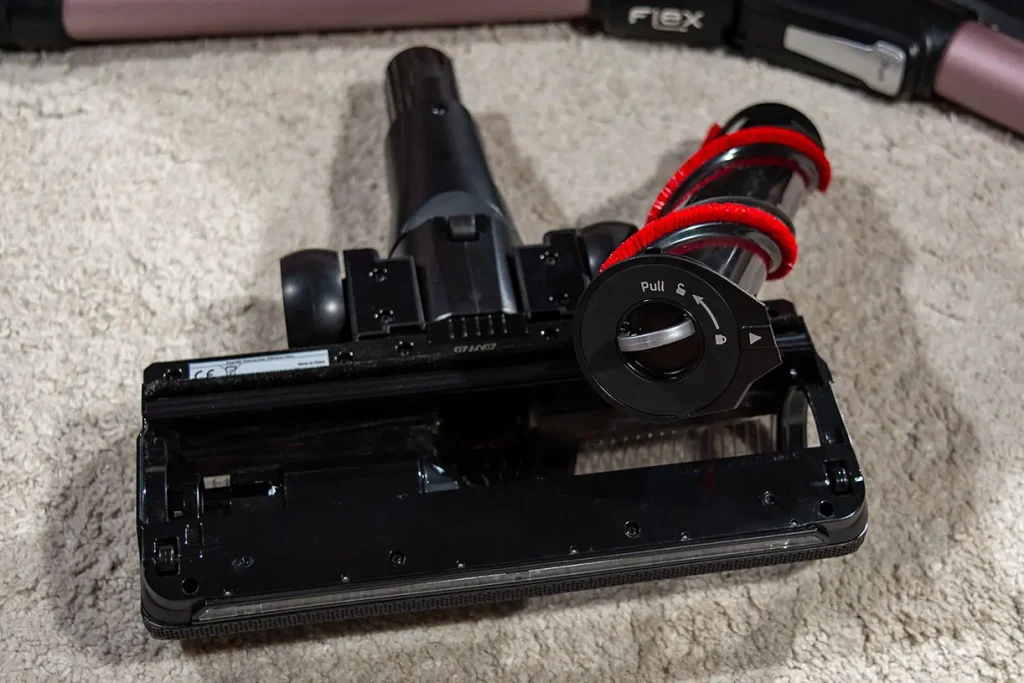 Wyjęty wałek elektroszczotki Vision Detect odkurzacza Tefal X-Force Flex 16.60 – system antysplątaniowy bez narzędzi