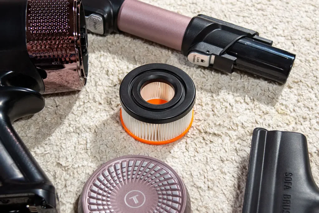 Filtr zewnętrzny odkurzacza Tefal X-Force Flex 16.60 montowany pod osłoną z tyłu korpusu