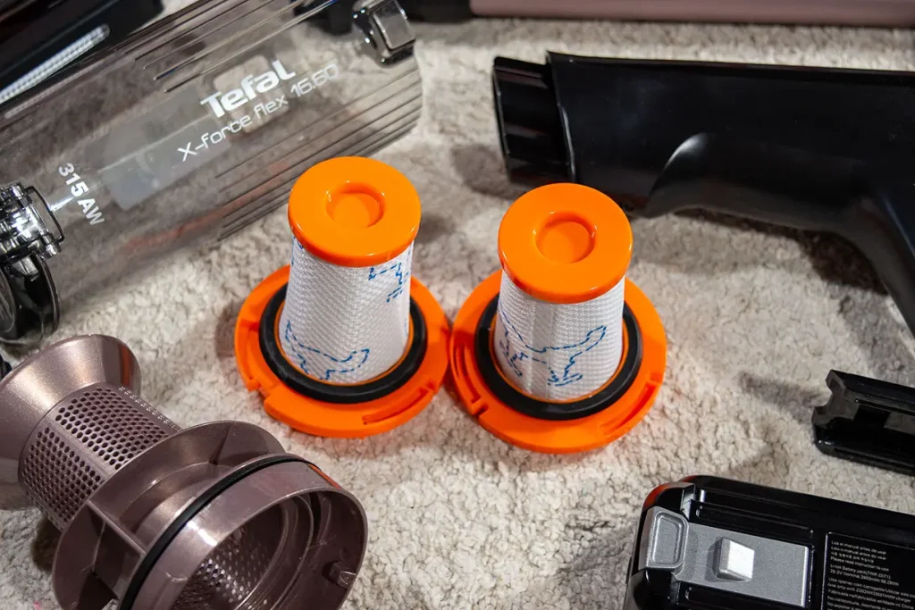 Dwa zmywalne filtry wewnętrzne do odkurzacza Tefal X-Force Flex 16.60 – filtr w pojemniku na kurz i filtr zapasowy