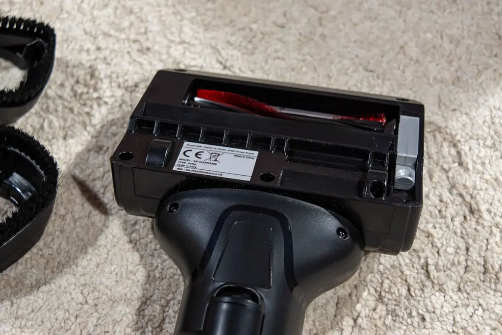 Spód mini elektroszczotki odkurzacza Tefal X-Force Flex 16.60 z wyjmowanym wałkiem zbierającym bez narzędzi