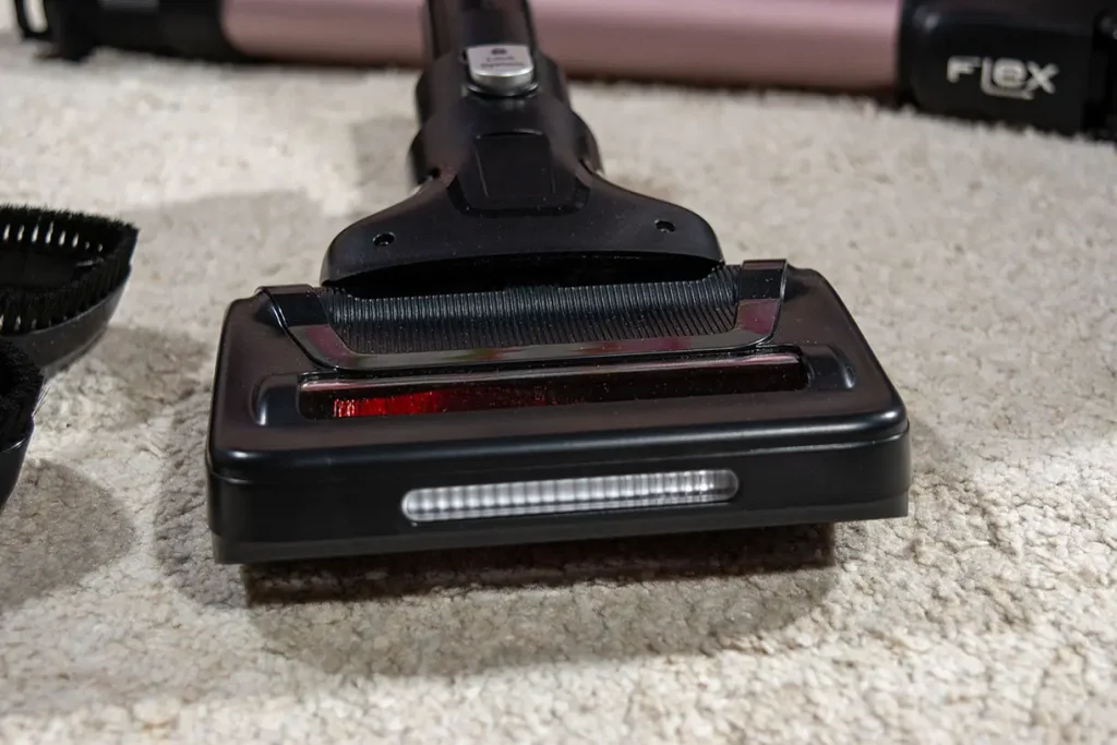 Mini elektroszczotka odkurzacza Tefal X-Force Flex 16.60 z włączonym podświetleniem LED podczas odkurzania dywanu