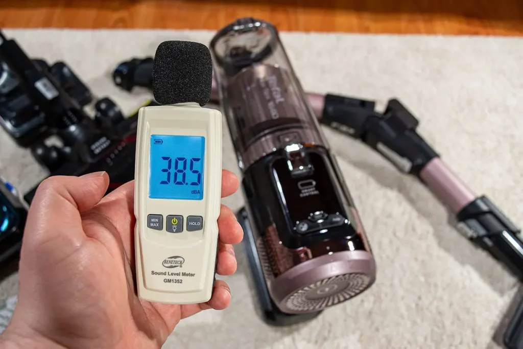 Pomiar poziomu hałasu otoczenia miernikiem – 38,5 dBA, punkt odniesienia dla testów Tefal X-Force Flex 16.60