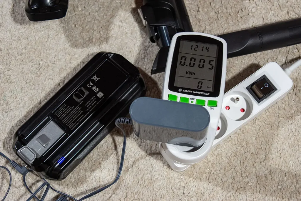Pomiar zużycia energii elektrycznej podczas ładowania akumulatora odkurzacza Tefal X-Force Flex 16.60 miernikiem Smart Hardware
