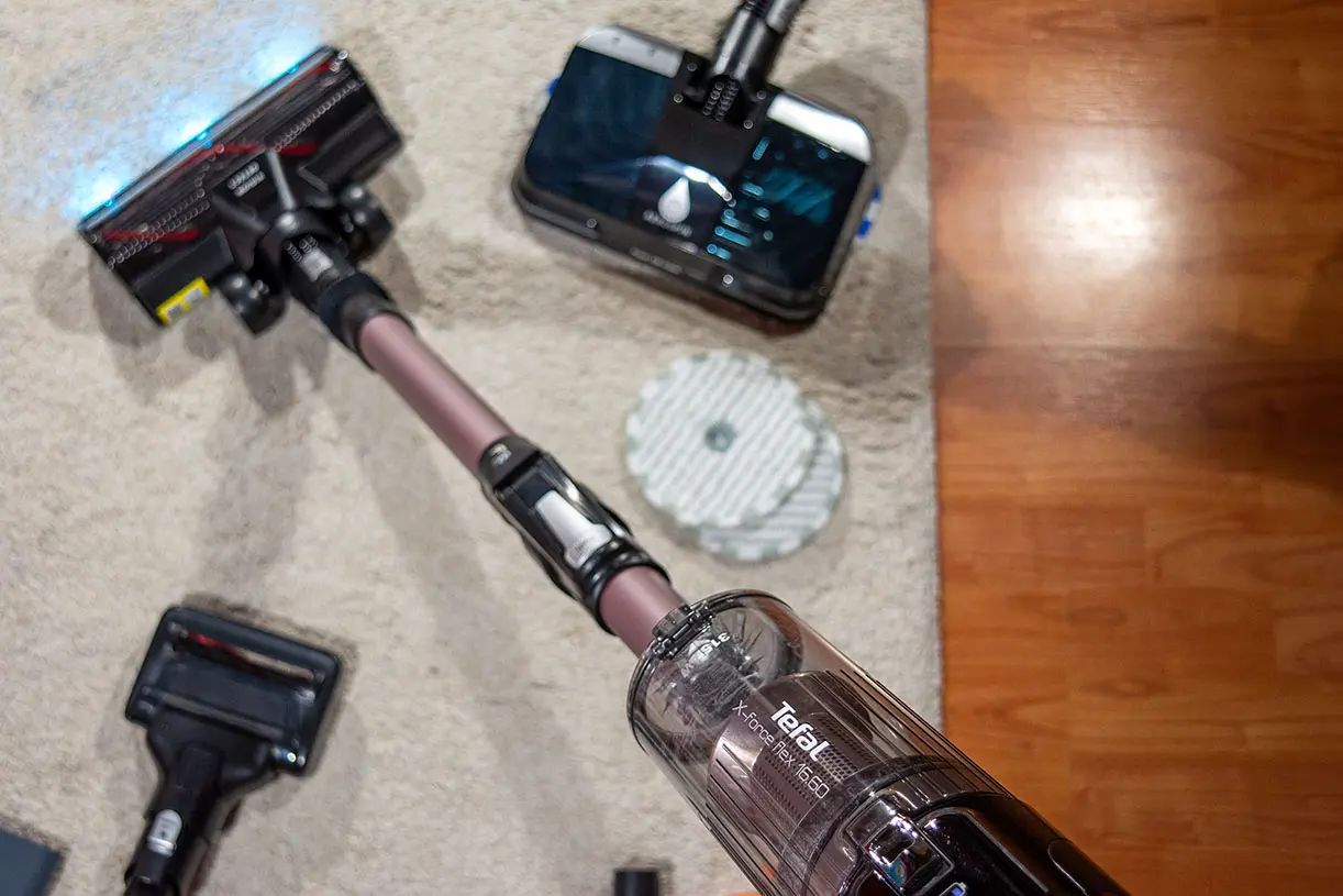 Tefal X-Force Flex 16.60 z elektroszczotką Vision Detekt i głowicą AeroSpin Aqua na dywanie