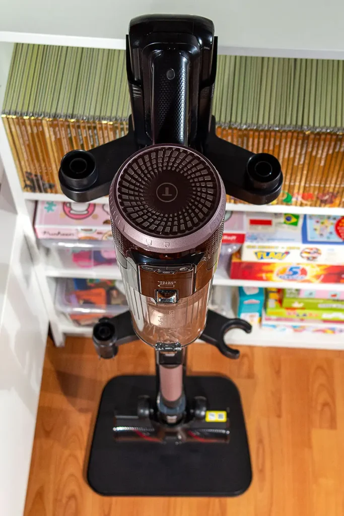 Odkurzacz bezprzewodowy Tefal X-Force Flex 16.60 umieszczony na wolnostojącej stacji dokującej bez montażu do ściany